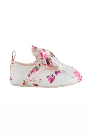 Blumiger Babyschuh aus weißem Stoff mit pinken und lila Blumenmustern, verziert mit einer weichen Schleife und einem sicheren Riemen. Flache, flexible Sohle.