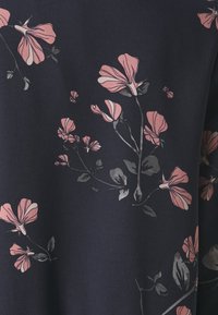 Tessuto navy con motivo floreale che presenta fiori e foglie in tonalità di rosa e grigio. Texture liscia con una leggera lucentezza.