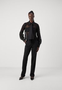 Vero Moda Tall VMEDA SHORT BOW SHIRT  - Pusero - black