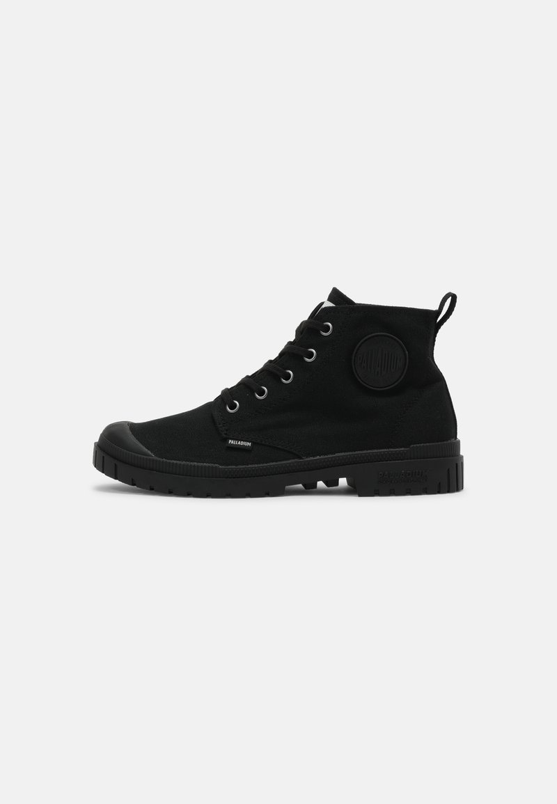 Botte montante en toile noire avec semelle en caoutchouc, lacets à l'avant, languette au talon et écusson de logo circulaire à la cheville.
