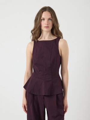 Mørk lilla ermløs peplum topp med vertikale striper, strukturert liv og glatt tekstur, kombinert med matchende vide bukser.