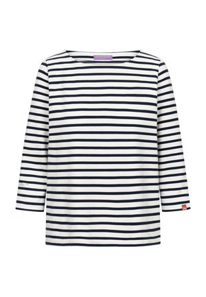 Biała koszula z długim rękawem w poziome granatowe paski oraz małą czerwoną metką na lewym mankiecie.