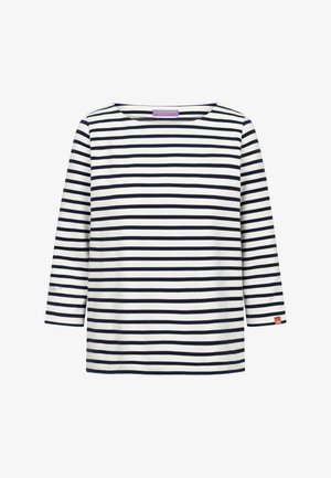 Biała koszula z długim rękawem w poziome granatowe paski oraz małą czerwoną metką na lewym mankiecie.