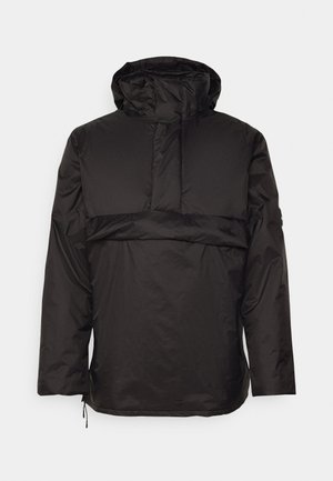 Veste noire à capuche avec une poche frontale et des manches longues. Tissu lisse et léger avec une texture légèrement brillante. Cordon de serrage réglable à l'ourlet.