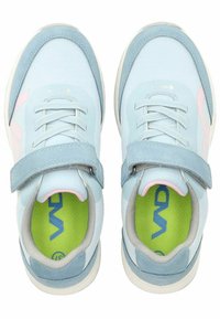 Zapatillas de deporte azul claro que combinan materiales textil y ante, con una correa de velcro ajustable y plantillas de color verde neón con logo.