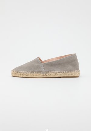 Espadrille en suède gris avec une semelle en jute tressé, présentant un bout arrondi et des détails de couture minimalistes. La vue latérale met en avant sa texture lisse.