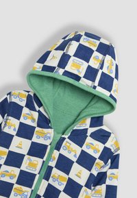 Felpa con zip in navy e bianco a quadretti, caratterizzata da veicoli da costruzione gialli. Fodera verde nella cappuccio con una consistenza morbida.