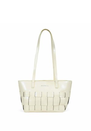 Bolso tote de cuero color crema con patrón de cuadros tejidos en la mitad inferior y dos largas correas para el hombro.