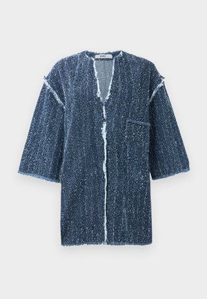 Donkerblauwe, gestructureerde kortef sleev jasje met een V-hals, rafelige randen, een voorzak en een losse pasvorm. Ontworpen met een open voorkant.