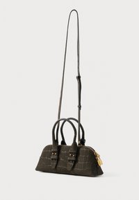 Ciemnozielona torba ze skóry w wzór krokodyla, z dwoma górnymi uchwytami, długim odpinanym paskiem, złotym zamkiem oraz detalem w postaci kłódki.