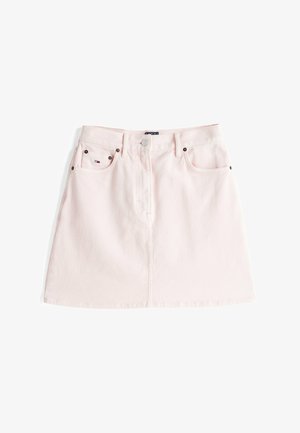 Rosa Denim-Rock mit geradem Schnitt, Frontknopfverschluss und zwei Seitentaschen mit Metallnieten. Glatte Textur und minimalistisches Design.