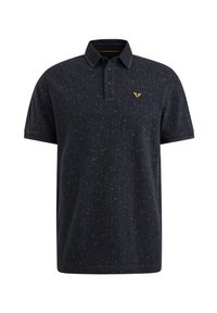 Polo de color navy con un patrón sutil, de manga corta y cuello con solapa. Presenta un pequeño logo dorado en el pecho. Textura suave.