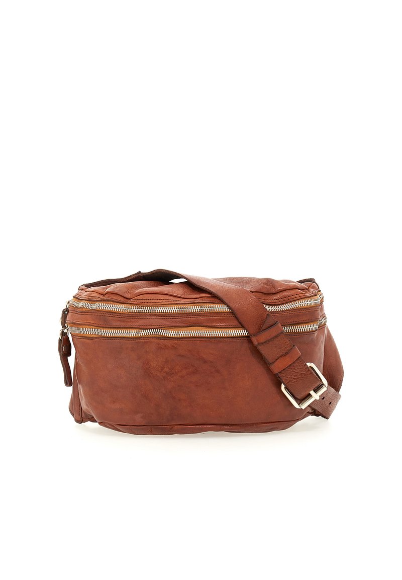 Borsa in pelle marrone con zip sulla parte superiore e tasca anteriore. Caratterizzata da una tracolla removibile, una texture morbida e una forma rettangolare.