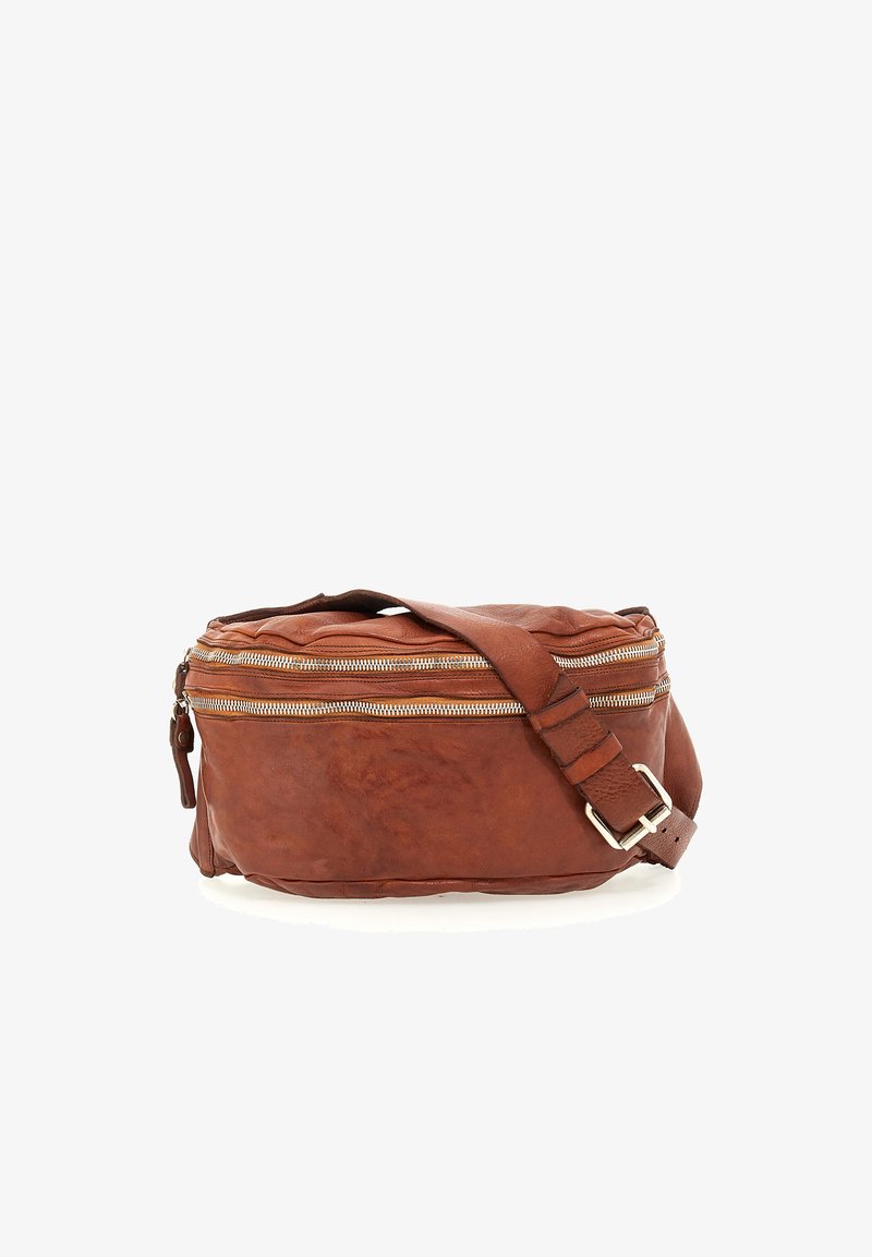 Borsa in pelle marrone con zip sulla parte superiore e tasca anteriore. Caratterizzata da una tracolla removibile, una texture morbida e una forma rettangolare.