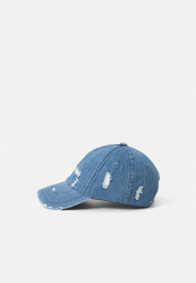 Cappello in denim azzurro chiaro con toppe scolorite, visiera curva e testo ricamato sul fronte. Design classico a sei pannelli con occhielli in metallo.