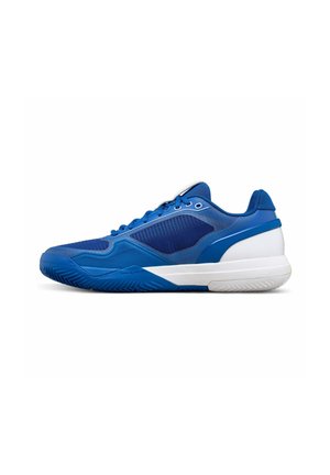 Zapatilla deportiva azul con suela blanca, parte superior de malla y sintética, cordones laterales y suela exterior texturizada orientada hacia la izquierda sobre fondo blanco.
