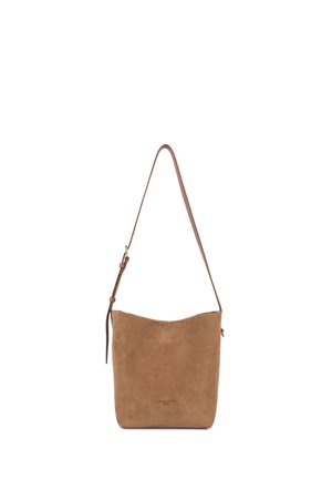 Borsa a tracolla in suede marrone con tracolla regolabile e marchio minimale sul davanti, mostrata su uno sfondo bianco semplice.