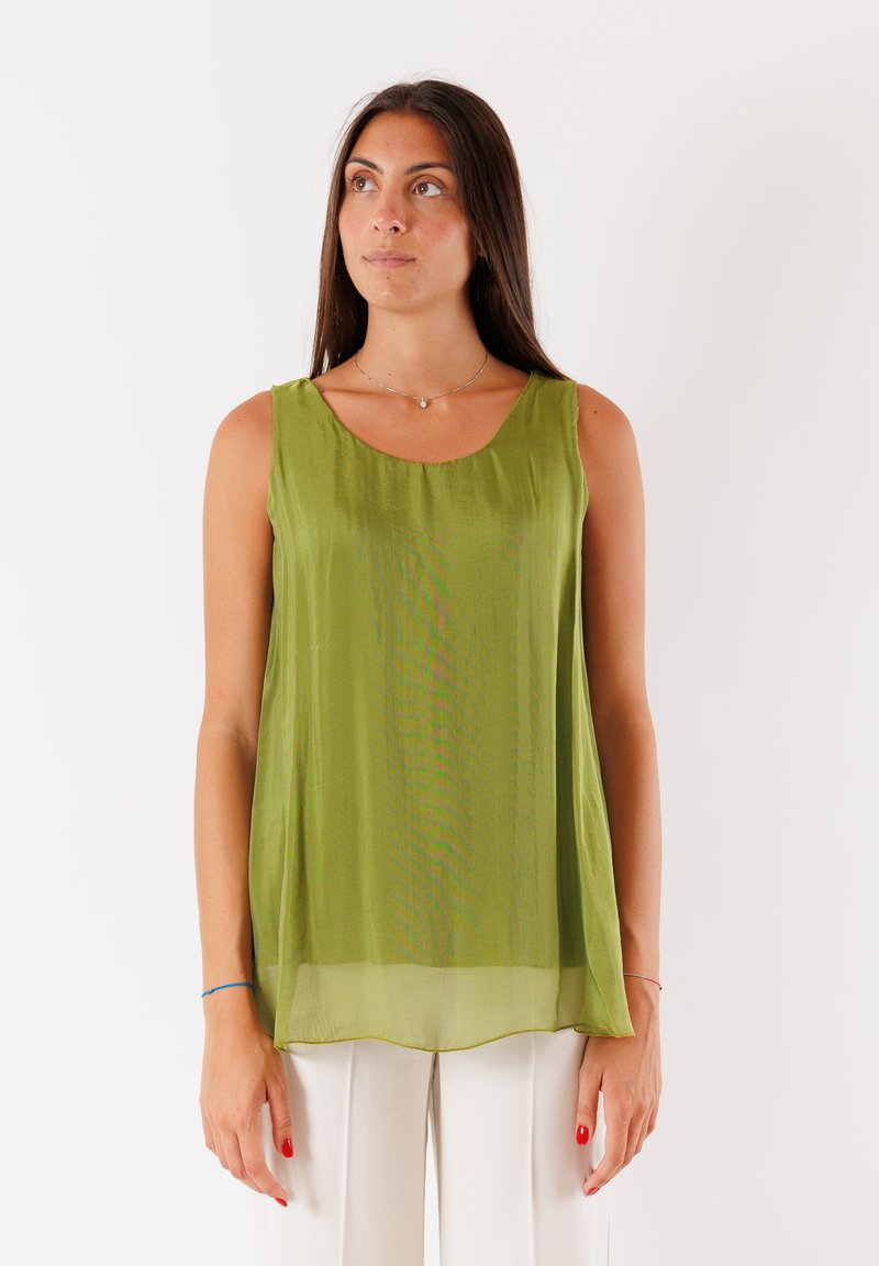 Top senza maniche di colore verde chiaro, realizzato in un tessuto liscio. Presenta un collo rotondo e un design fluido con un margine posteriore leggermente più lungo.