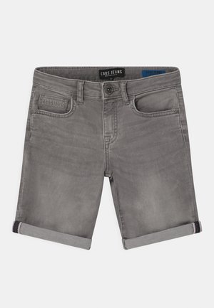 Harmaat farkkushortsit, joissa ovat käännetyt lahkeet, viisi taskua ja napillinen suljenta. Etutaskussa ommeltu "Cars Jeans" -logo.