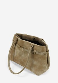 Bolso de mano de ante beige con una superficie texturada, una correa para el hombro y un acento decorativo de cinturón. Parte superior abierta con un interior oscuro.