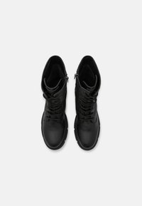 XTI Botines con cordones - black