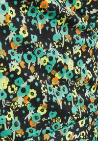Tecido preto com um vibrante padrão floral em turquesa, amarelo e laranja. A textura é suave com um ligeiro brilho.