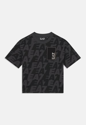 Schwarz T-Shirt mit kurzen Ärmeln, das ein einfarbiges "EA7"-Logo-Muster zeigt, sowie einer kontrastierenden Tasche auf der linken Seite, die das Logo präsentiert.