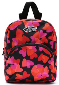 Zwarte rugzak met een hartpatroon in rood en roze. Het heeft verstelbare banden en een voorzak met rits met een logopatch.