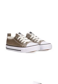Zapatillas de lona bronce metálico con suelas de goma blancas, franja de acento negra y cordones blancos. Punta redondeada con diseño de refuerzo en el parachoques.