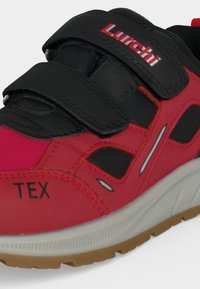 Baskets enfant rouges et noires avec double scratch noir, semelle blanche et nom de la marque "Lurchi" sur la bride supérieure et "TEX" sur l'orteil.