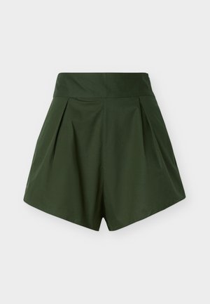 Shorts taille haute vert foncé avec plis à l'avant, large ceinture et silhouette évasée en forme de A sur un fond clair.