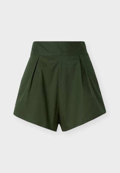 Højtaljede mørkegrønne shorts med forreste læg, bred talje og en udvidet A-linje silhuet mod en lys baggrund.