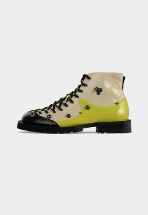 Henrik Vibskov, KELLY UNISEX - Bottes à lacets - sulphur