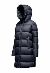Lange zwarte puffer winterjas met gewatteerde capuchon, rits aan de voorkant en schuine zijzakken.