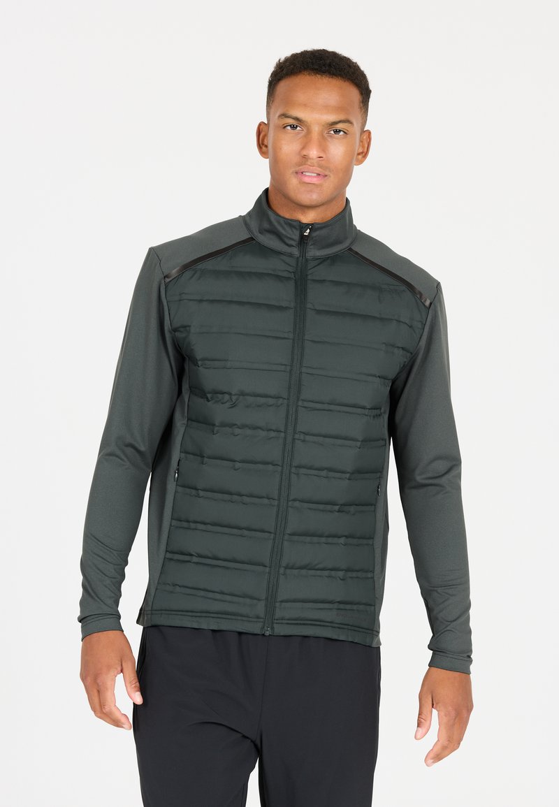 Mørkegrøn hybridjakke med quiltet forstykke, glatte ærmer, høj krave, fuld lynlås og sidelommer. Har tekstureret stof og sporty design.