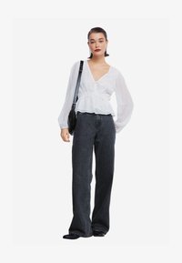 Ausgewählt, off-white