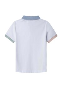 Camiseta polo blanca con un cuello azul claro y acentos en verde menta y rosa empolvado en las mangas cortas. Textura suave, diseño clásico.