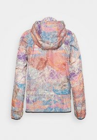 Veste à capuche colorée présentant un mélange de teintes pastel dans un motif texturé avec une finition légèrement brillante et un ourlet noir.