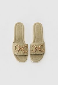 Sandale slip-on khaki cu un superior din material moale, având un accent cu un lanț de culoare aurie și o talpă capitonată. Vârf rotund și fără toc.