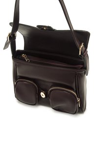 Borsa a tracolla in pelle marrone con due tasche frontali con zip, pattina superiore, scomparti interni e dettagli in metallo dorato.