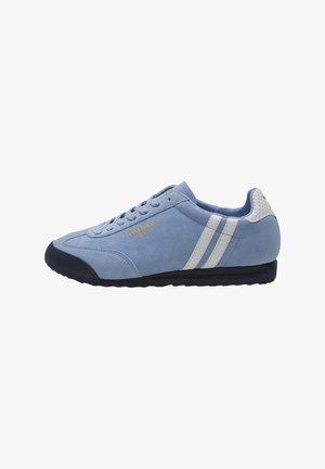 Sneaker in suede azzurro chiaro con strisce bianche e brandizzazione dorata. Presenta un tallone testurizzato e una suola in gomma scura. Design a profilo basso.