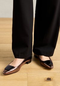 Unselected, dark brown/black