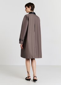 Calliope SPOLVERINO CON DETTAGLI A CONTRASTO - Cappotto corto - fango
