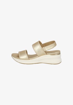 Goldene metallische Keilsandalen mit zwei breiten Riemen und einer gepolsterten Sohle. Der Absatz ist weiß mit einer glatten Textur und runder Form.