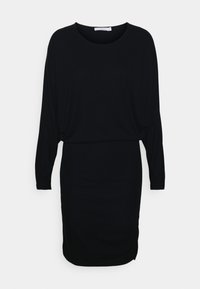 Czarna sukienka z długimi rękawami, okrągłym dekoltem i luźnym krojem. Miękka tkanina o minimalnej teksturze, bez widocznych wzorów lub ozdób.