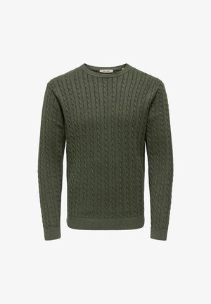 Pull en tricot torsadé vert avec un col rond, présentant des côtes verticales et des manches longues. Texture douce et taille ajustée.