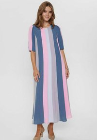 O rochie lungă, multicoloră, cu dungi verticale �în nuanțe de albastru, roz și gri. Dispune de mâneci scurte și puffate și are un design fluid.