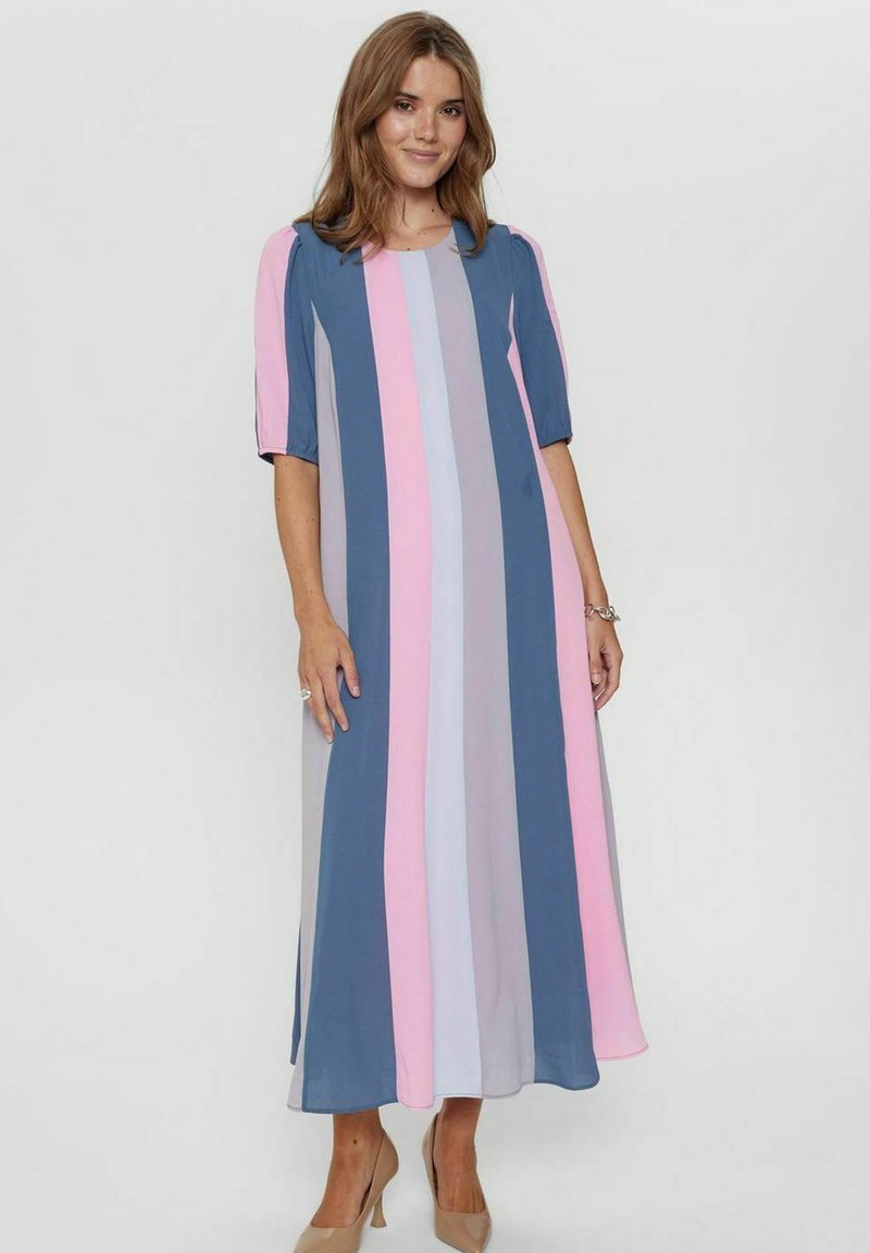 O rochie lungă, multicoloră, cu dungi verticale în nuanțe de albastru, roz și gri. Dispune de mâneci scurte și puffate și are un design fluid.