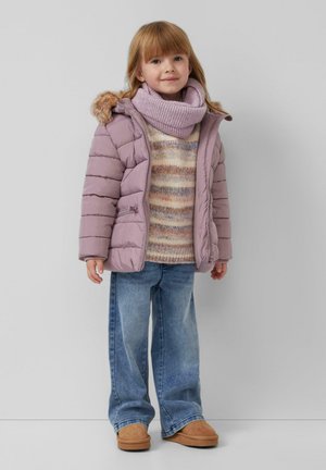 Jeune enfant debout, portant une doudoune lavande avec capuche en fourrure, un pull en maille multicolore, un jean bleu, une écharpe et des bottes marron sur fond uni.