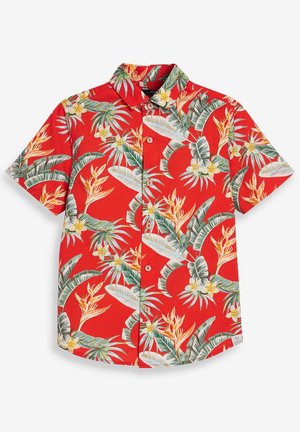 Chemise rouge à manches courtes boutonnée avec imprimé de feuilles de palmier vertes et de fleurs tropicales orange et jaune, col classique.